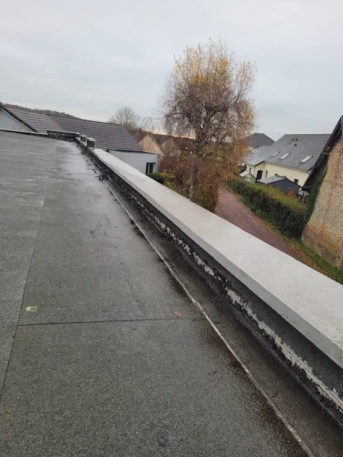 Contrôle d'un acrotère et de sa couvertine lors d'une visite d'entretien