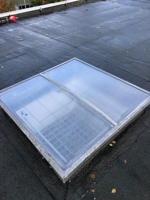 Lanterneau polycarbonate et son étanchéité périphérique sur une toiture terrasse