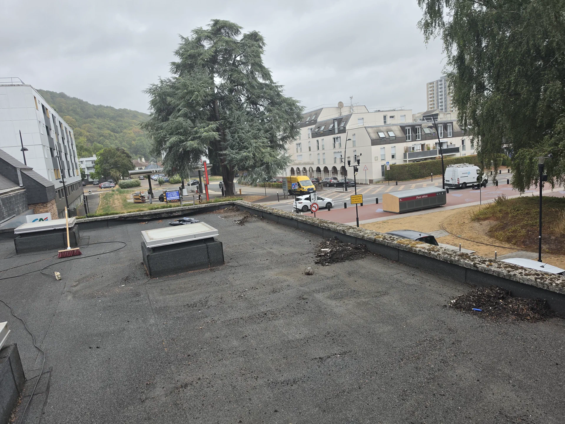 Nettoyage complet de la membrane d'étanchéité d'une toiture terrasse lors d'une visite d'entretien