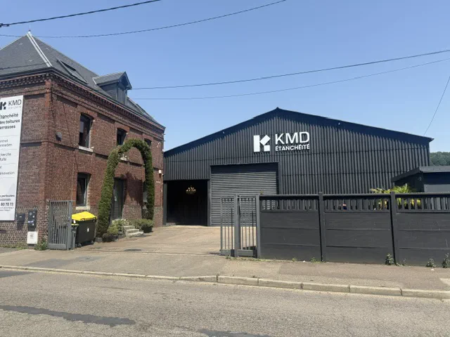 Le dépôt de KMD Étanchéité à Déville-lès-Rouen, vu depuis la rue