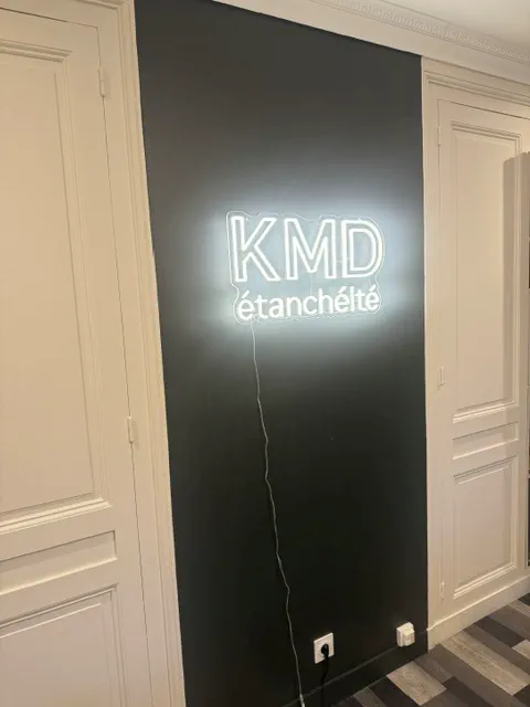 Enseigne lumineuse KMD Étanchéité dans les bureaux de l'entreprise