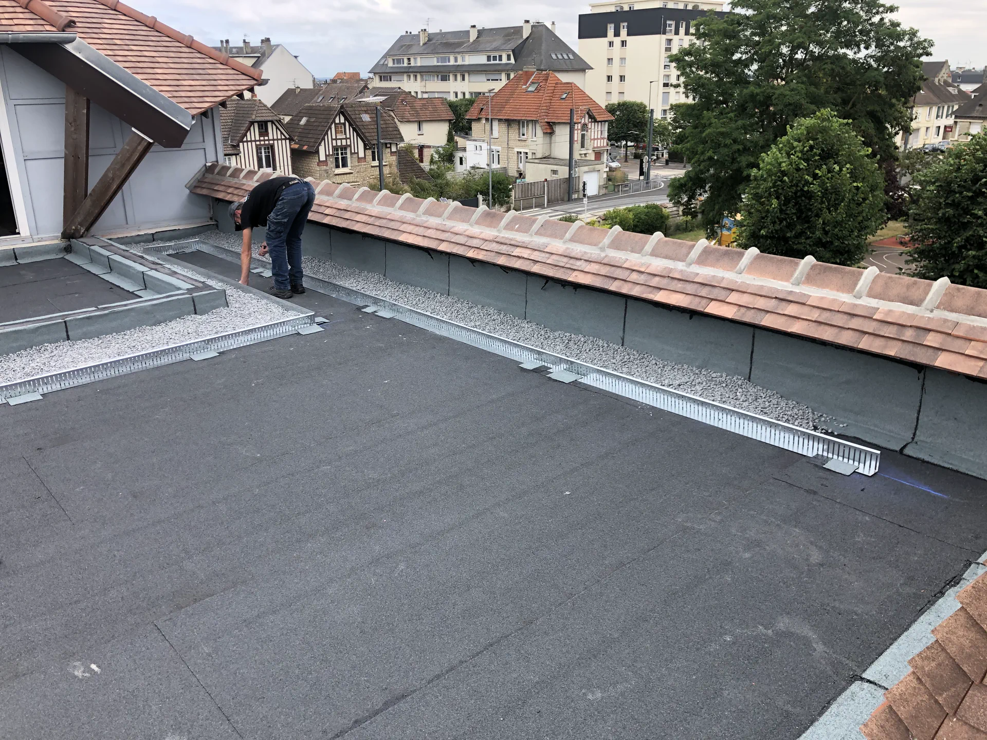 Toiture terrasse en protection lourde gravillons dans l'agglomération de Rouen