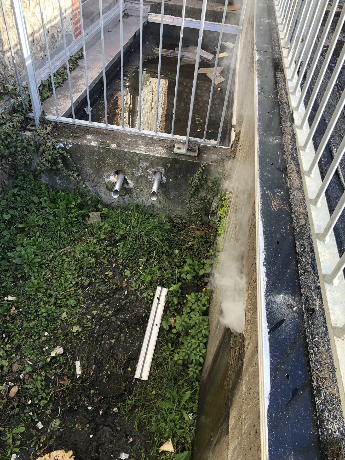 Fumée traçante ressortant au niveau d'un mur de soubassement, loin du point d'introduction en toiture terrasse