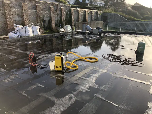 Générateur de fumée en fonctionnement sur une toiture terrasse pendant une recherche de fuite