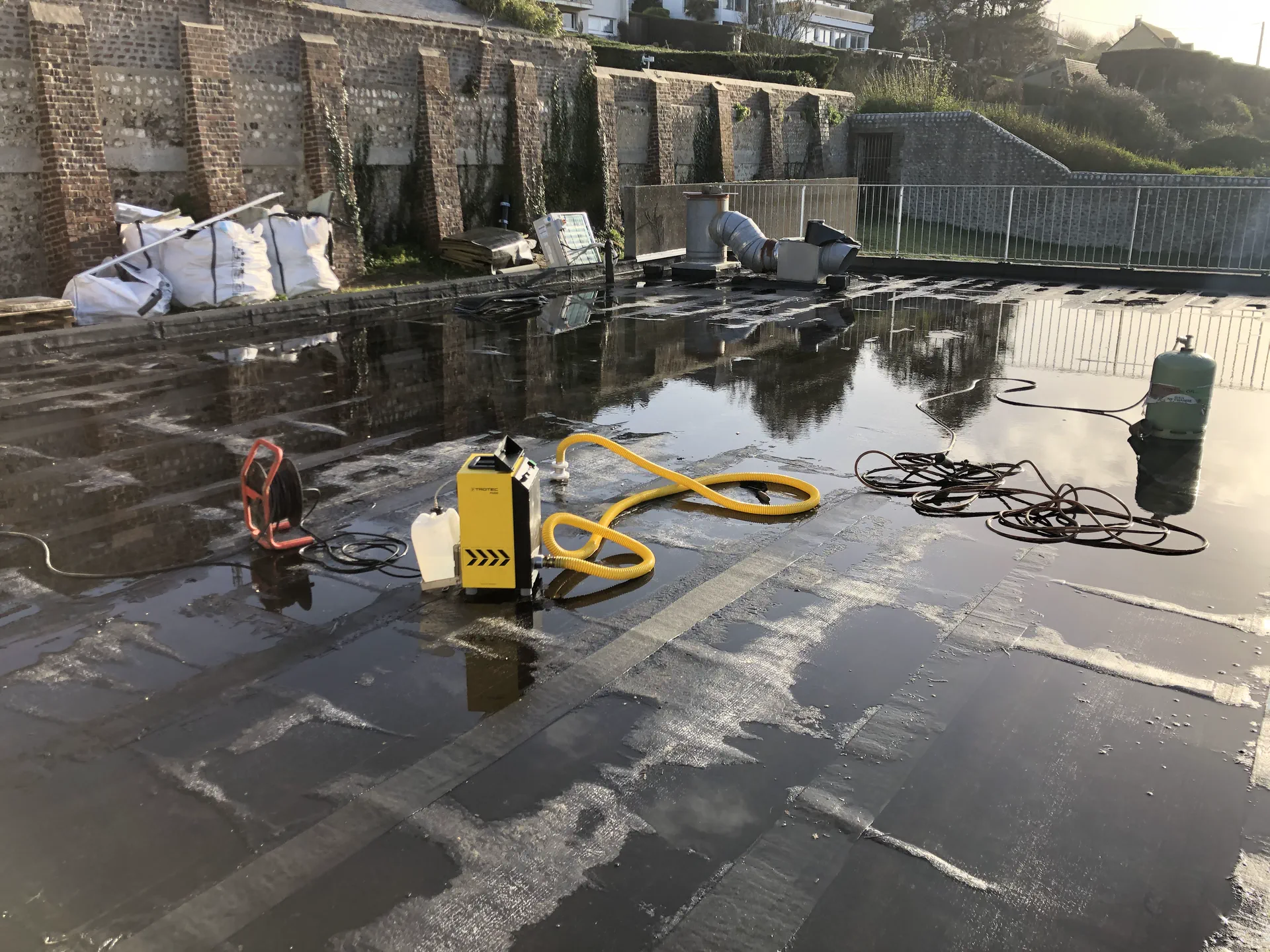 Test de fumée réalisé sur une toiture terrasse pour localiser l'origine d'une infiltration