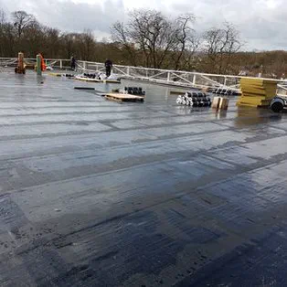 Grande toiture terrasse d'un équipement public en cours de chantier, photo versée au compte rendu