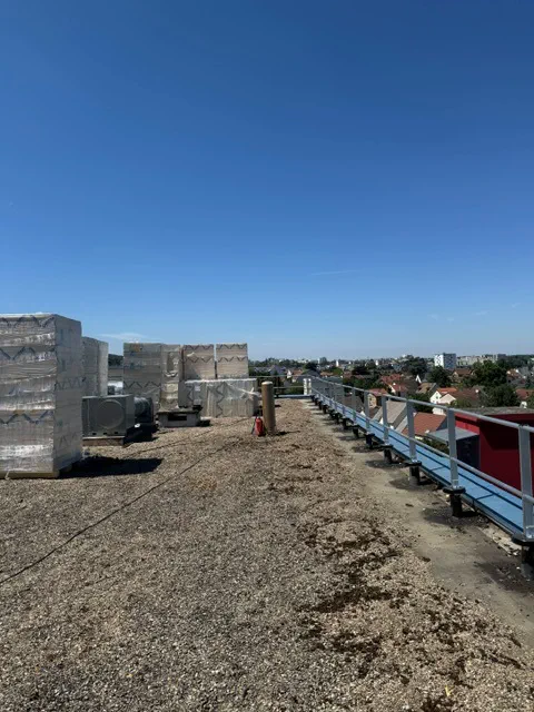 Garde-corps installé en périphérie d'une toiture terrasse pendant un chantier d'étanchéité
