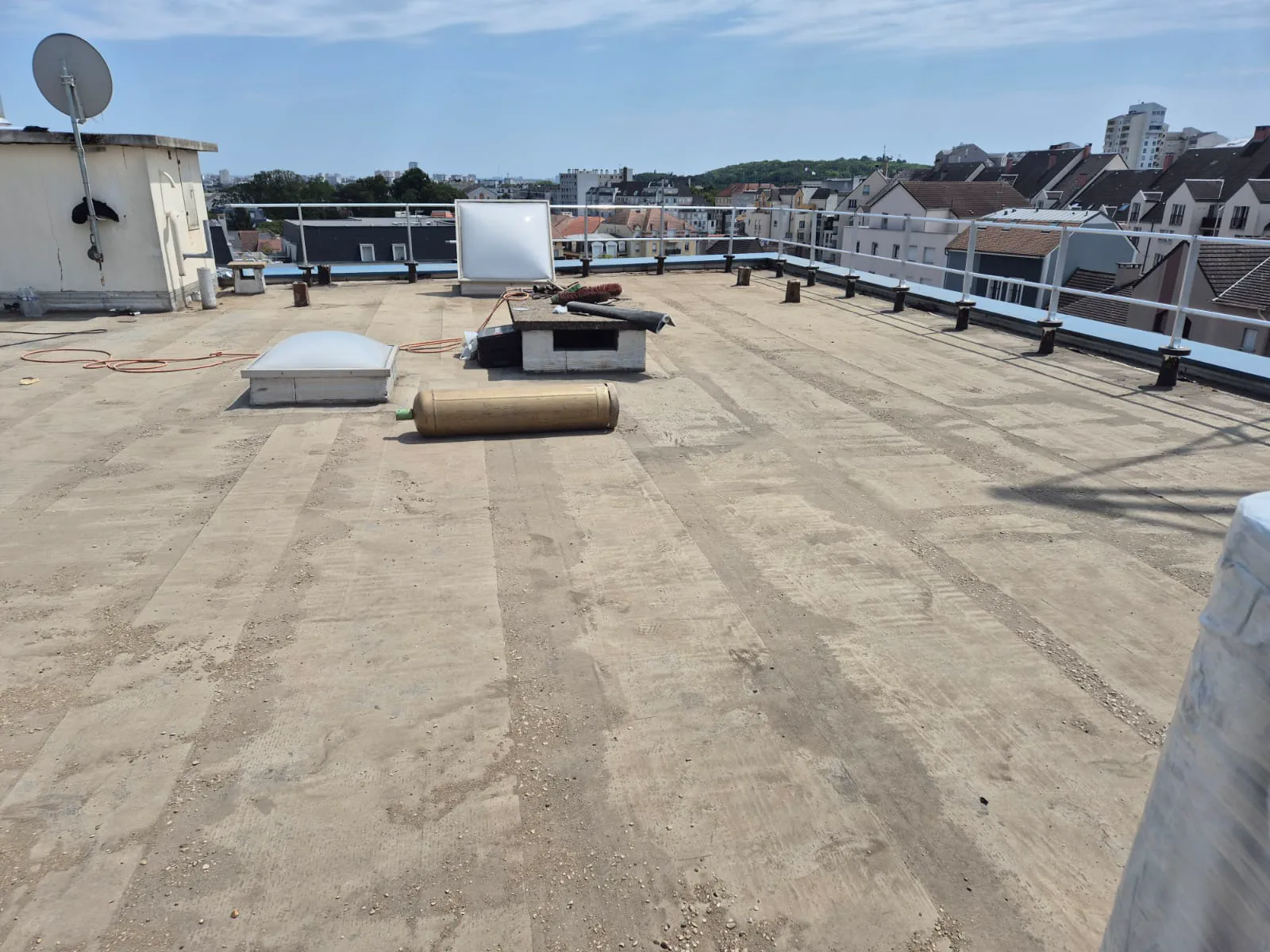 Toiture terrasse de grande surface équipée de lanterneaux et d'émergences techniques