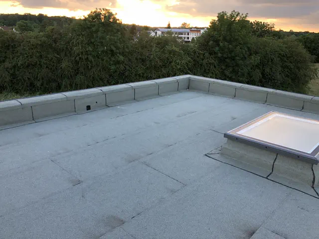 Toiture terrasse étanchée et terminée, photographiée en fin de journée
