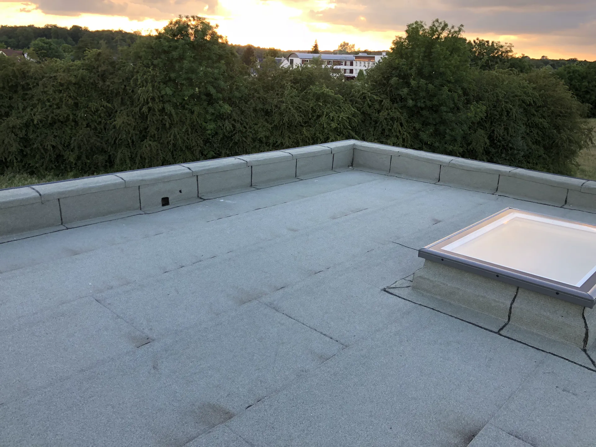 Toiture terrasse étanchée de grande surface au crépuscule