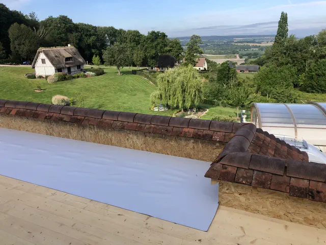 Pose d'une membrane PVC sur support bois lors de travaux neufs en Normandie