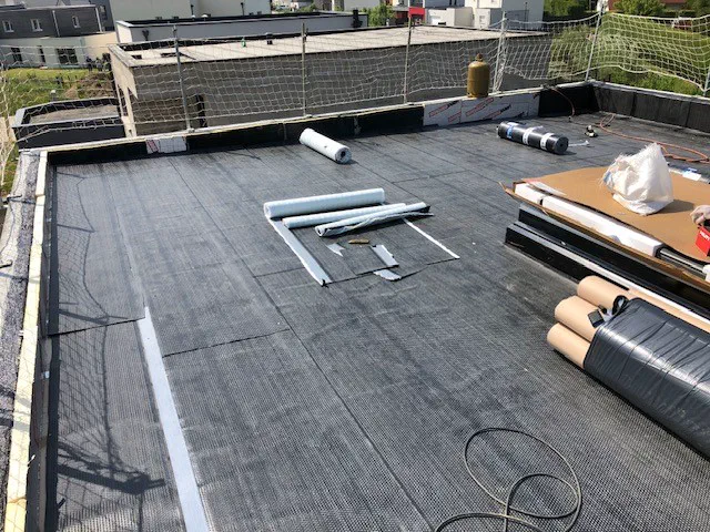 Détail de traitement d'un raccord d'étanchéité sur toiture terrasse