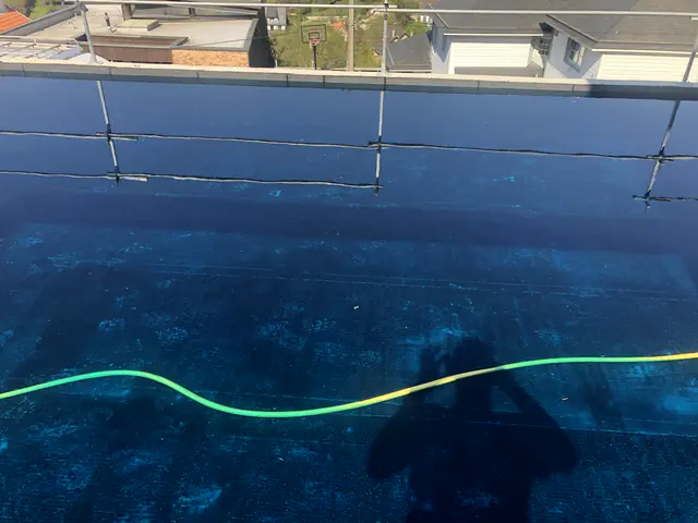 Remplissage d'une zone de toiture terrasse en eau colorée avant contrôle des points singuliers