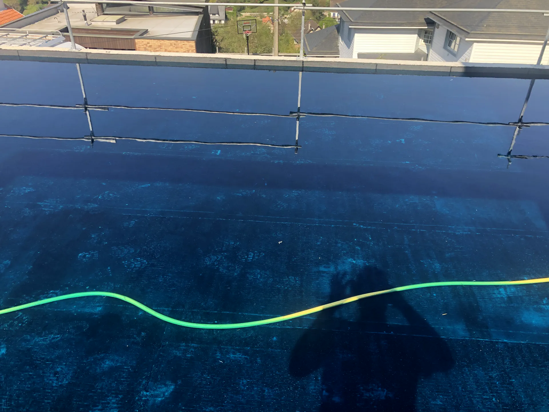 Remplissage de la zone testée lors d'une mise en eau colorée sur toiture terrasse