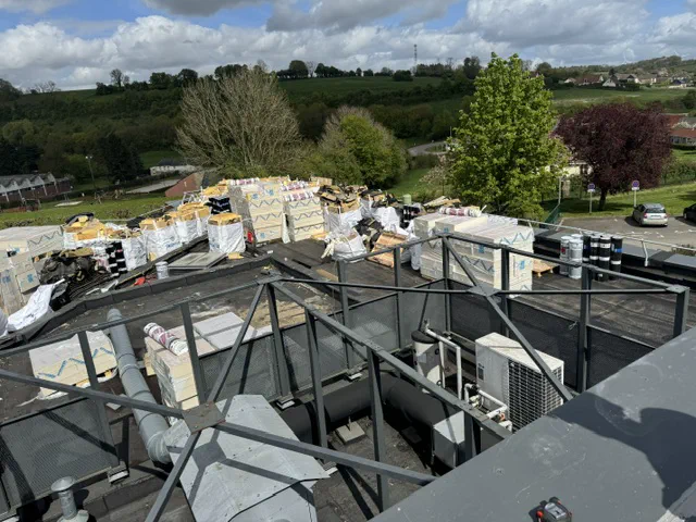 Dépose du complexe d'étanchéité sur la toiture terrasse d'un EHPAD à Gaillefontaine