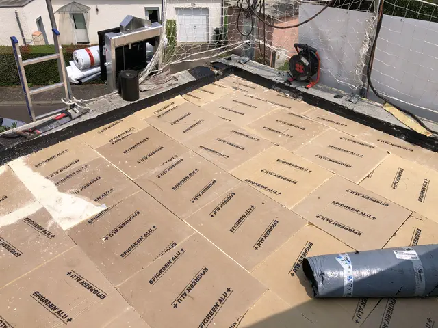 Pose de panneaux isolants sur toiture terrasse