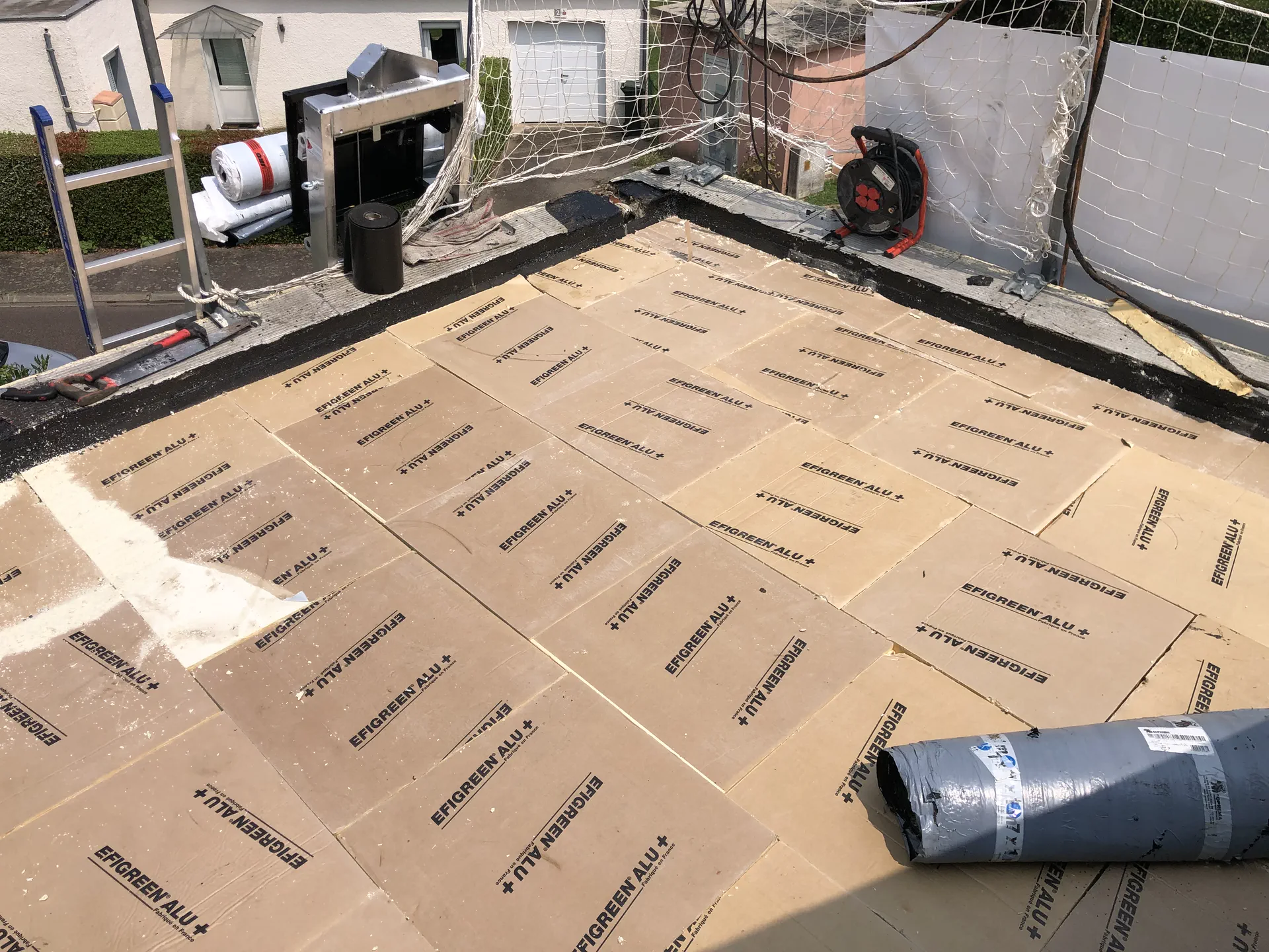 Pose de panneaux isolants sur toiture terrasse
