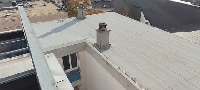 Étanchéité bitumineuse blanche posée sur la toiture terrasse d'une copropriété au Havre