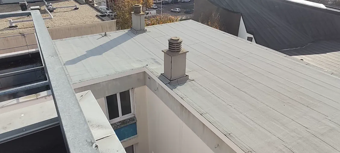 Étanchéité bitumineuse blanche posée sur la toiture terrasse d'une copropriété au Havre