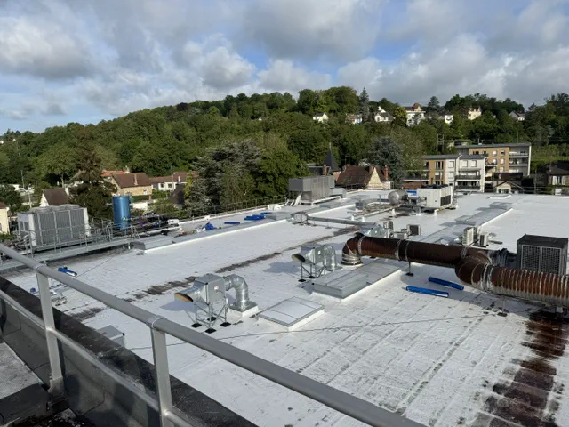 Membrane PVC synthétique Cool Roof sur une toiture terrasse de 4 300 m² dans les Yvelines