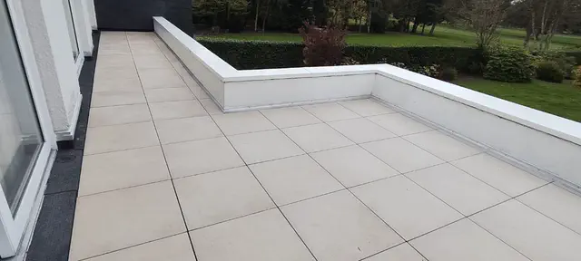 Toiture terrasse accessible à Dieppe, revêtue de dalles céramiques posées sur plots