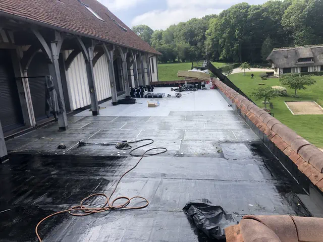 Rénovation d'étanchéité par recouvrement : membrane PVC posée sur un ancien revêtement bitumineux