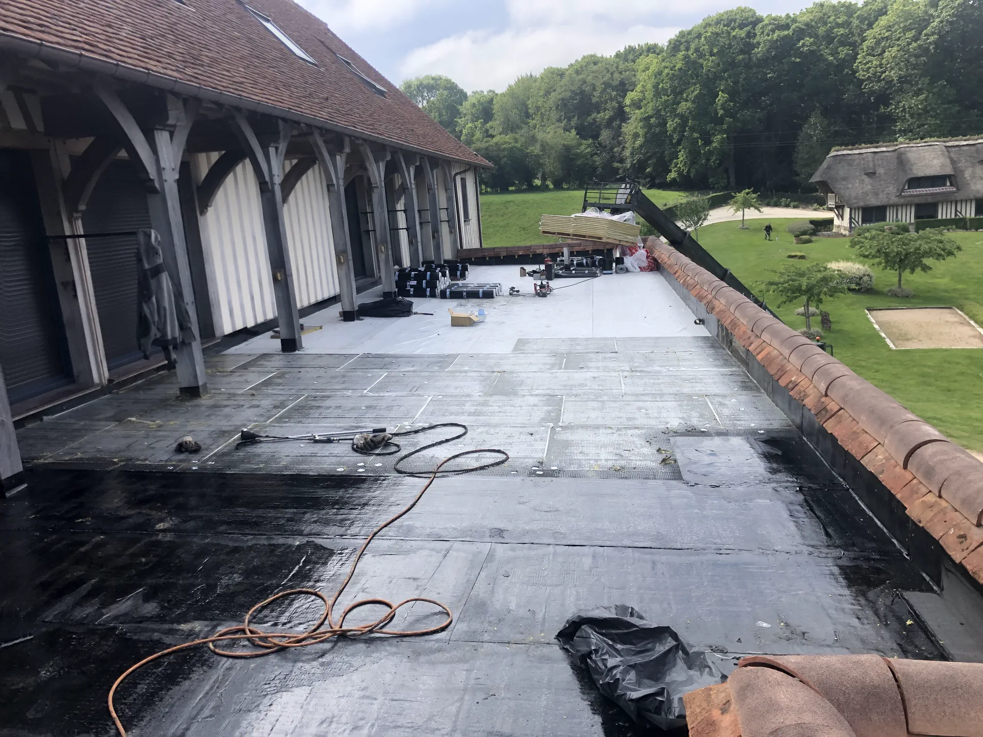 Réfection par recouvrement : membrane PVC posée sur l'étanchéité bitumineuse existante d'une toiture terrasse