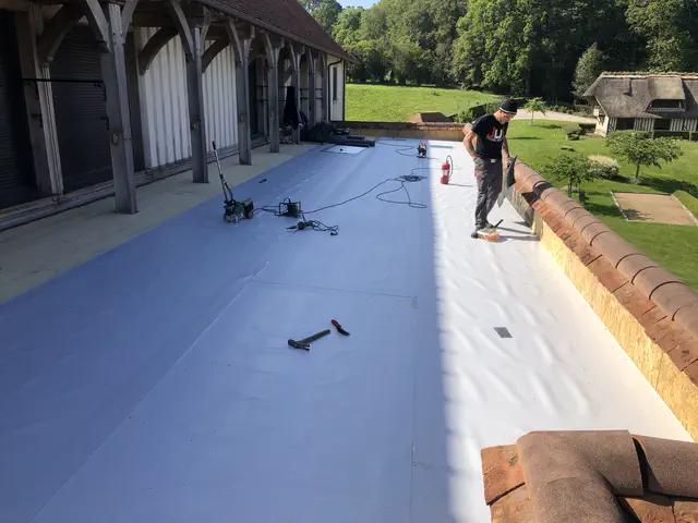 Soudure à l'air chaud d'une membrane synthétique PVC sur toiture terrasse