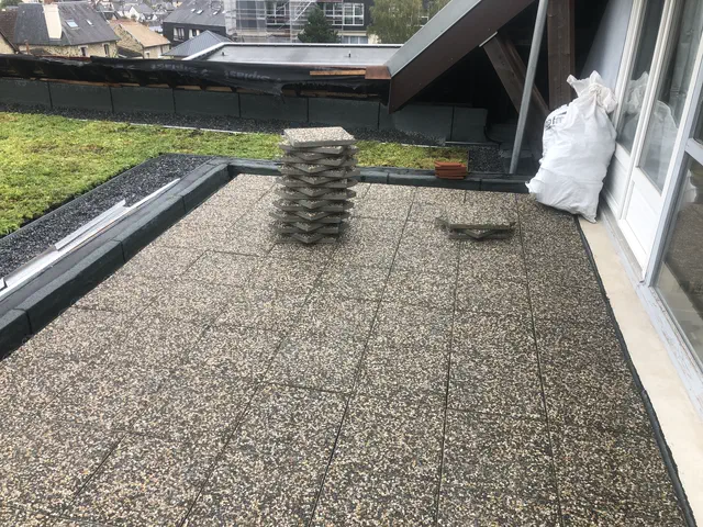 Terrasse en dalles et gravillons d'un immeuble d'habitation, protection lourde sur étanchéité