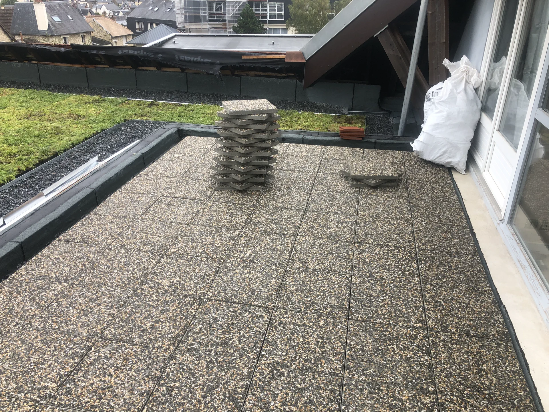 Terrasse de maison finie en dalles gravillonnées posées sur l'étanchéité
