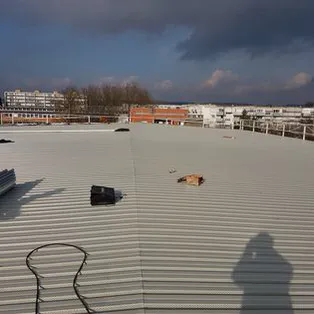 Support bac acier nervuré d'une toiture terrasse de bâtiment industriel