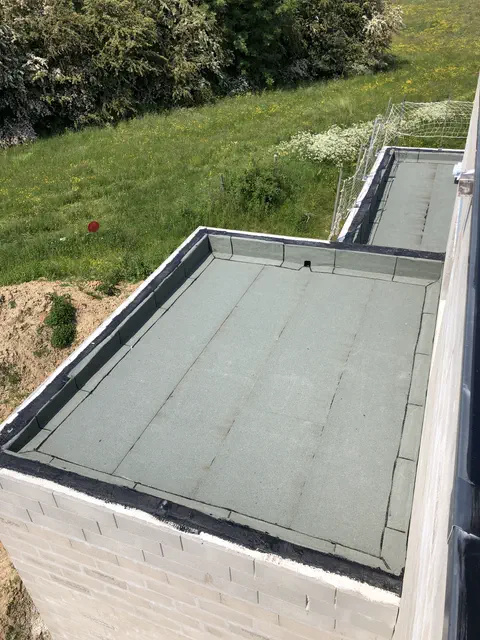 Étanchéité bitumineuse posée sur la toiture terrasse neuve d'une extension de maison