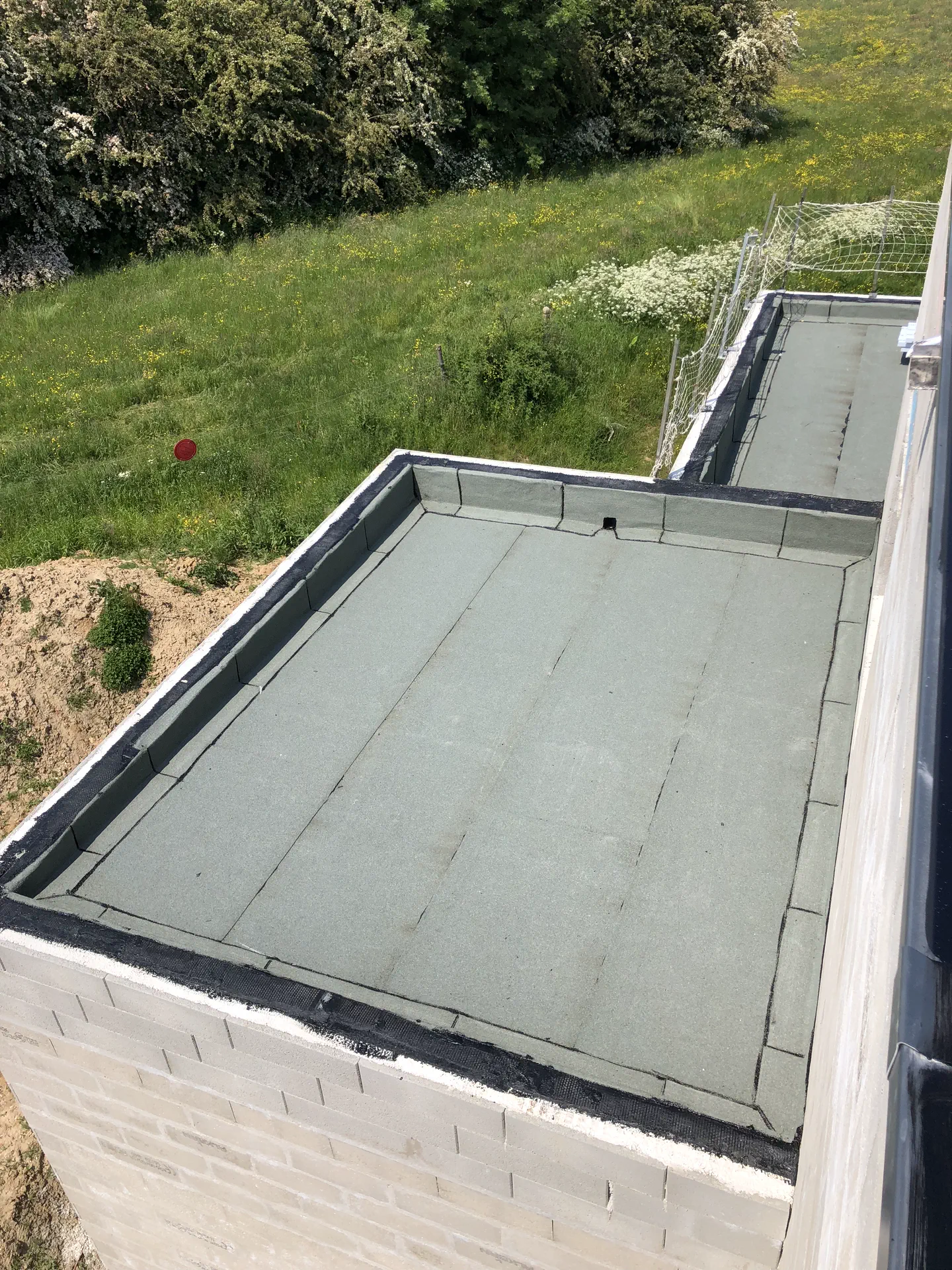 Toiture terrasse d'une extension neuve étanchée en membrane bitumineuse