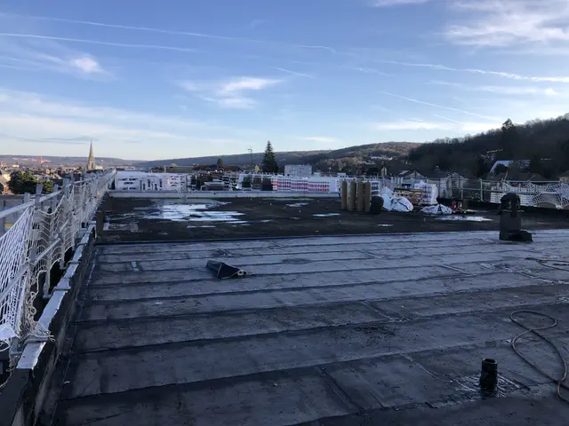 Grande toiture terrasse industrielle vue depuis l'acrotère, agglomération rouennaise